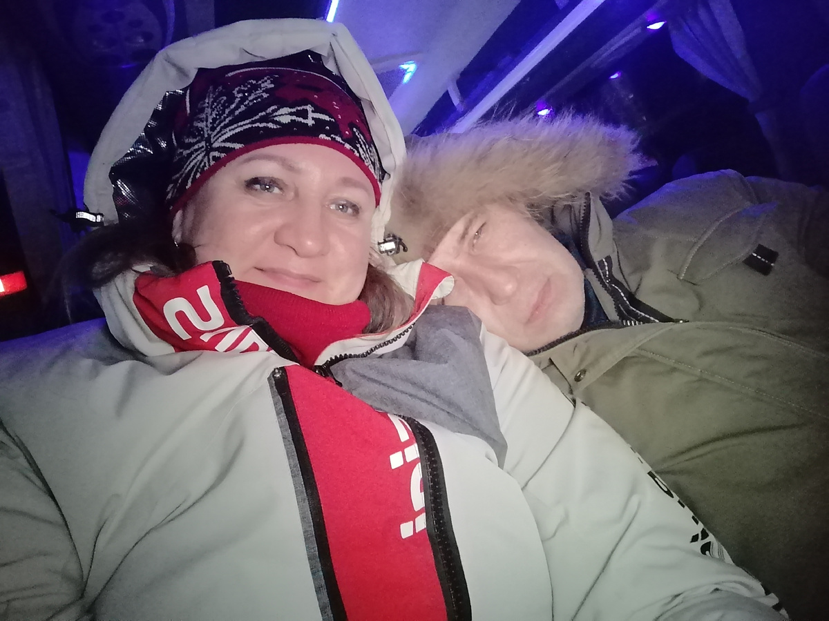 В автобусе было прохладно ( обычно тепло  и курточки снимаем) .