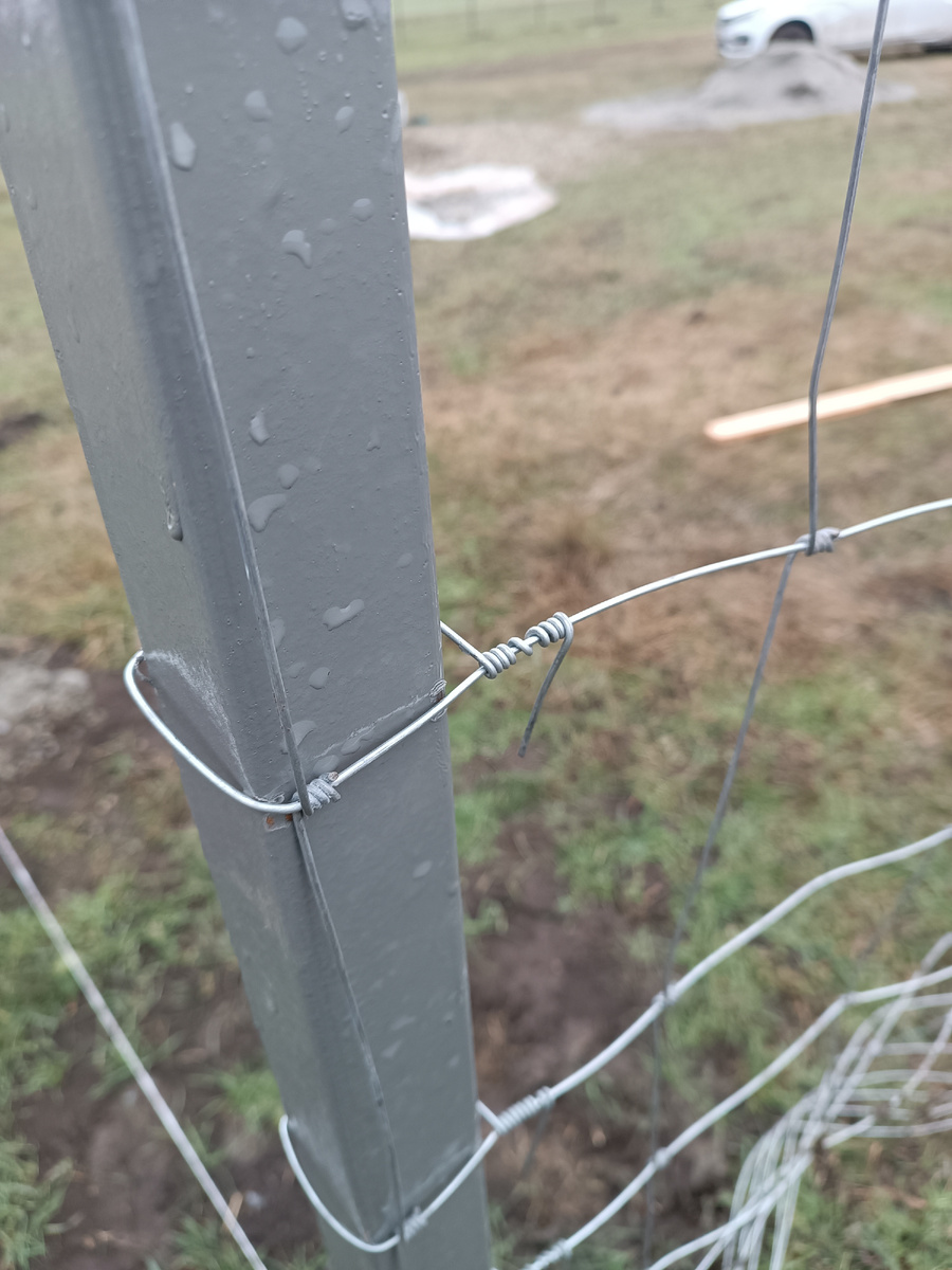 И так каждую проволоку сетки