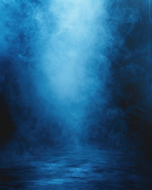 Голубой туман заполняет комнату, через которую светит прожектор