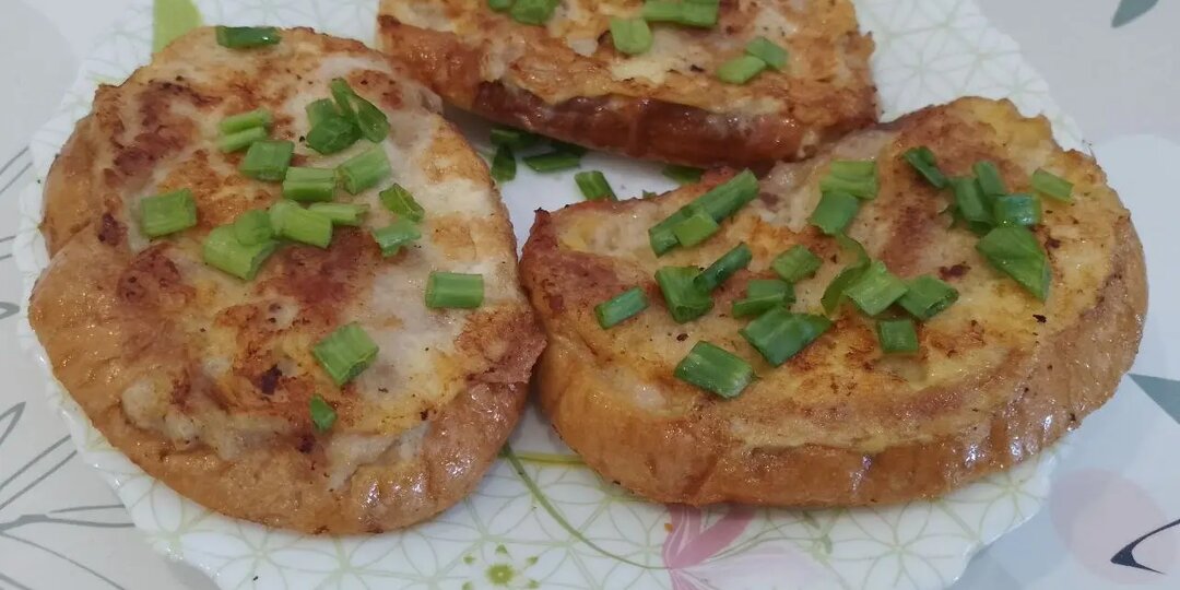 Бутерброды с сыром и фаршем, в кляре, на сковороде