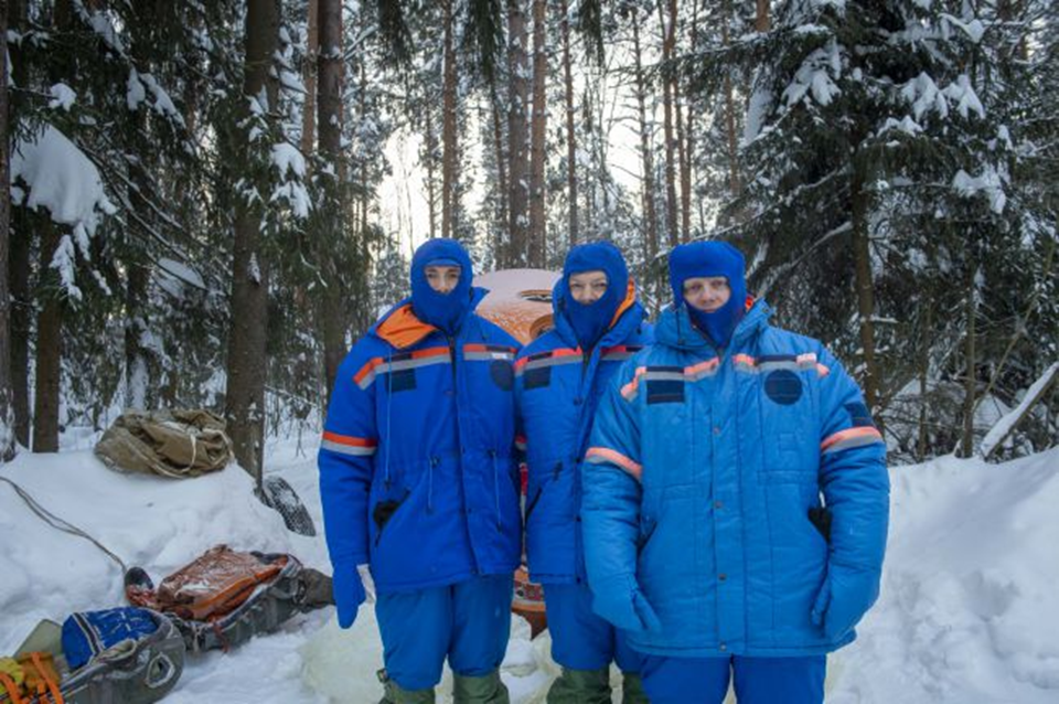 Условный экипаж на тренировке по выживанию в зимнем лесу. Фото: ЦПК