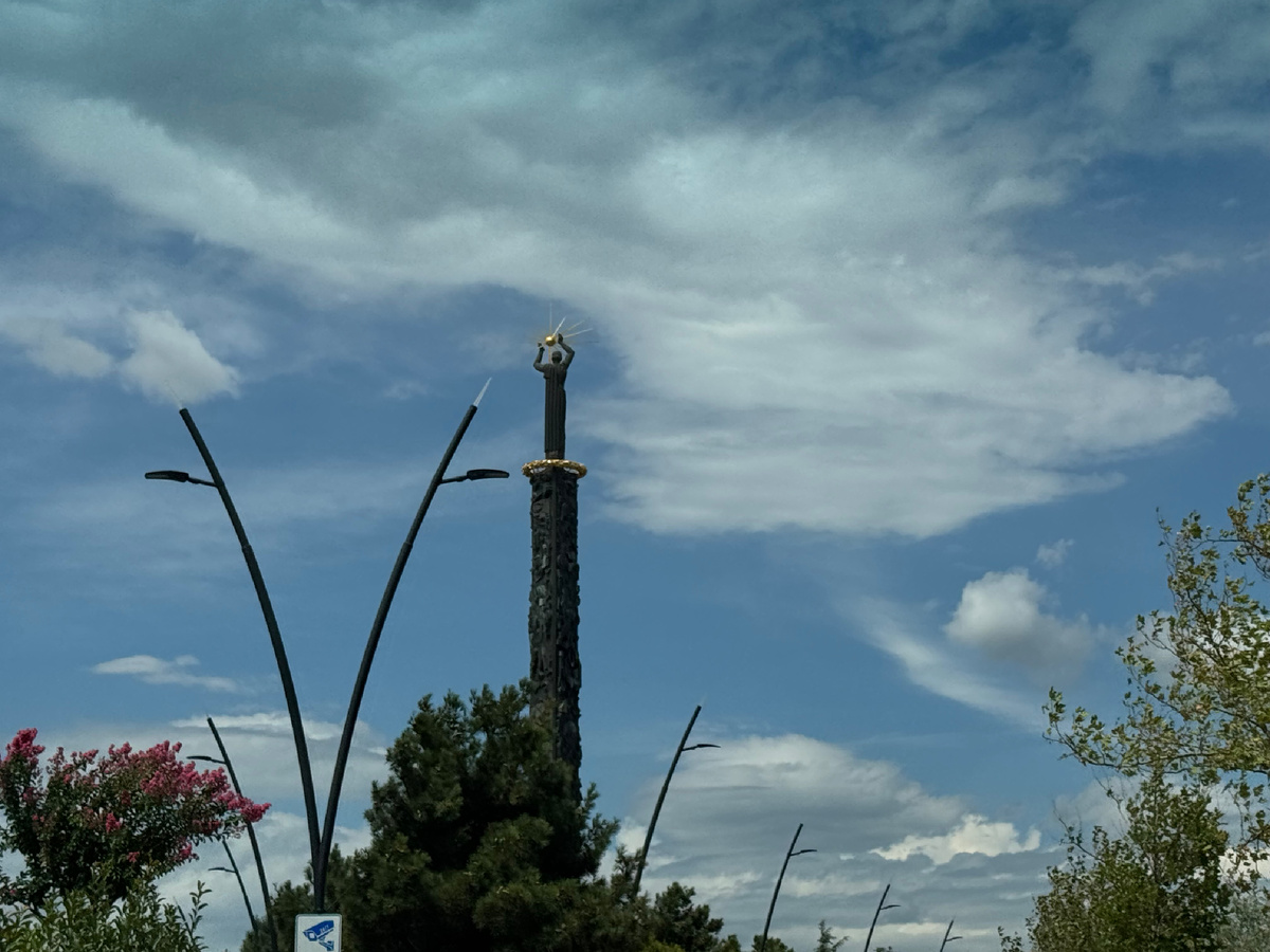 Стела «Человек и солнце»