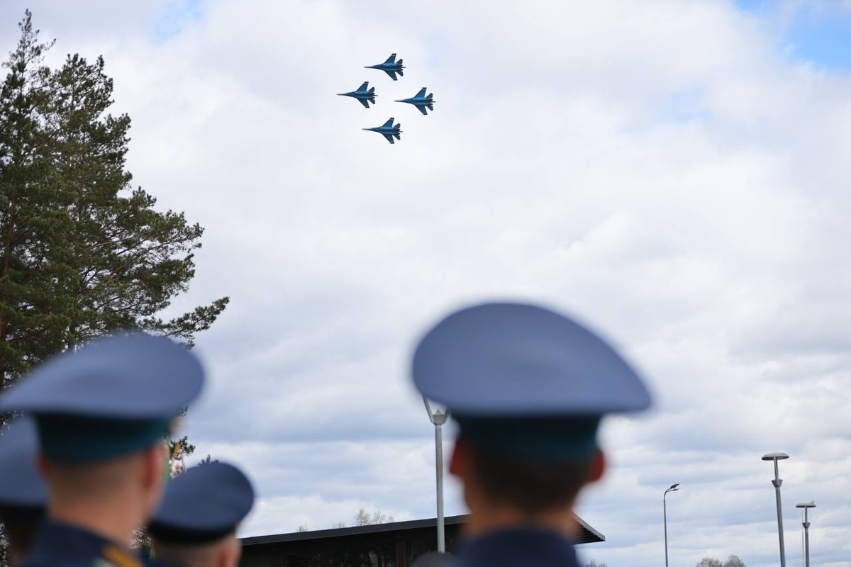 День Знамени Победы в Идрице. В небе над посёлком своё мастерство продемонстрировала авиационная группа высшего пилотажа Военно-воздушных сил России «Русские витязи». Фото: ПАИ