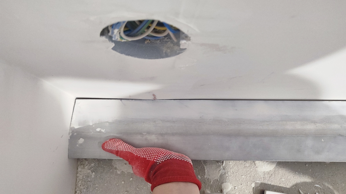 А в этом месте будет плинтус, а между плинтусом и стеной будет щель