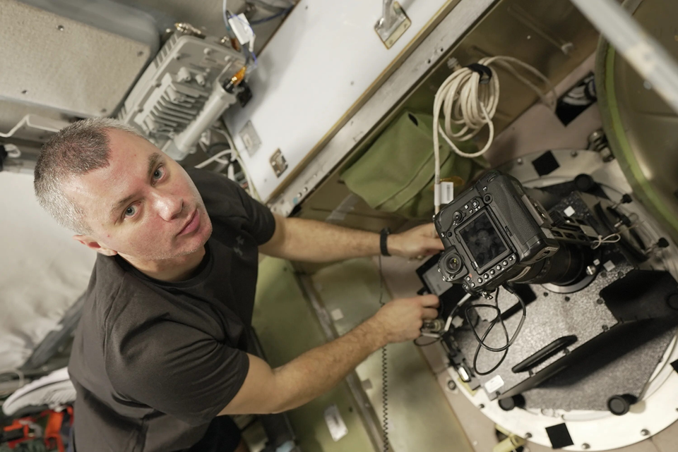 Космонавт проводит технический эксперимент на борту МКС. Фото: Роскосмос