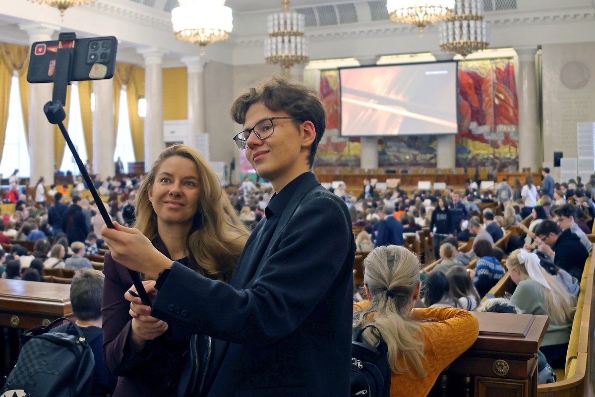    Селфи из актового зала Главного здания МГУ - обязательный пункт в программе Дня открытых дверей. / Александр Корольков/ РГ