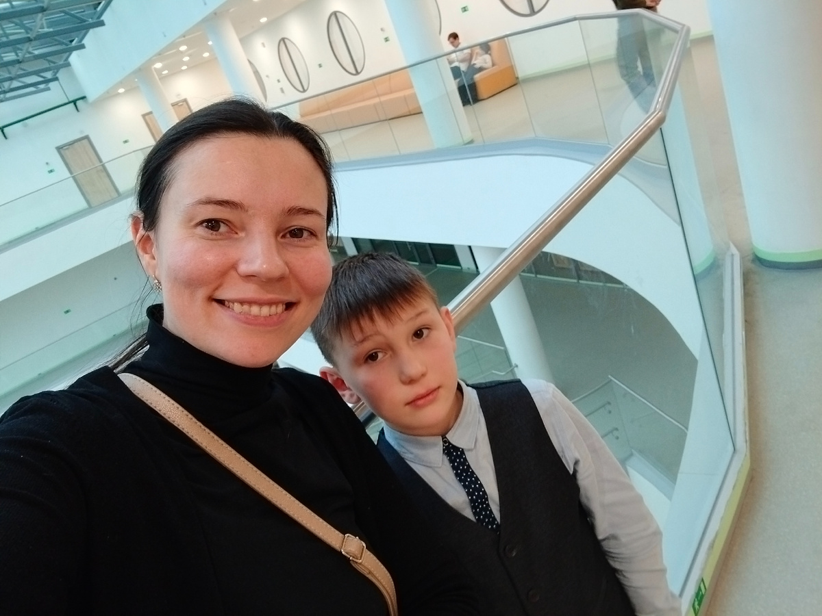 Ждём прослушивания по скрипке. Еще не знаем ничего и поэтому довольные. Хотя Миша немного нервничает