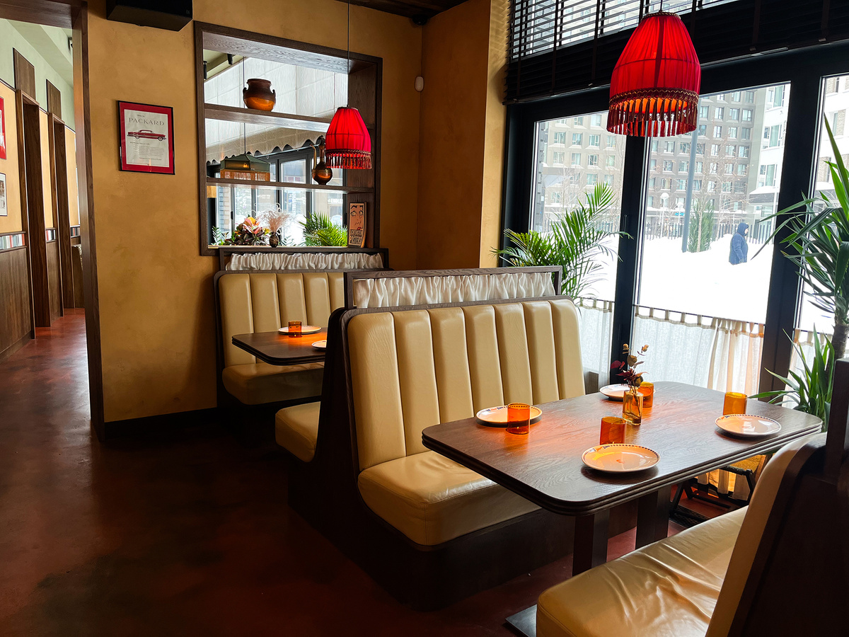 Посадочные места у окна →