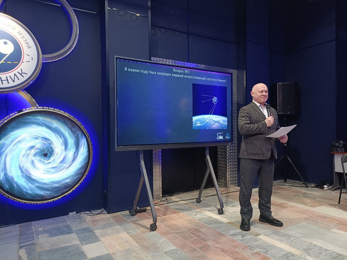 Олег Артемьев зачитывает вопросы диктанта