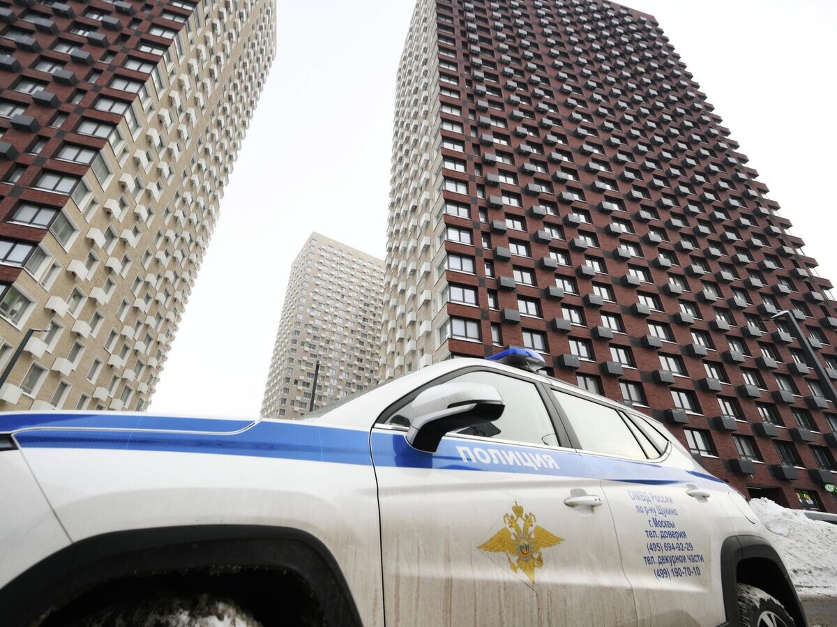    Автомобиль полиции у дома, где было совершено покушение на убийство генерала Минобороны РФ Владимира Алексеева | © РИА Новости / Григорий Сысоев