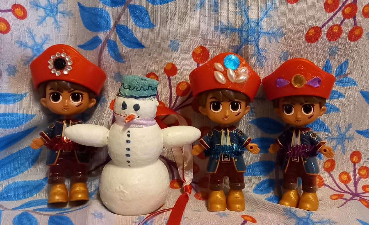 Тройняшки лепят снеговика.