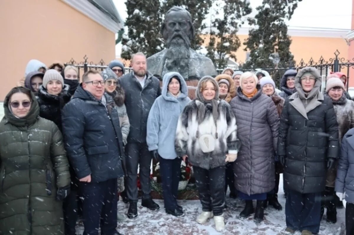    В день рождения Михаила Салтыкова-Щедрина состоялся торжественный митинг у памятника писателю на ул. Николодворянской, рядом с особняком, где он проживал в 1858-1860 годах, занимая пост вице-губернатора Рязанской губернии.