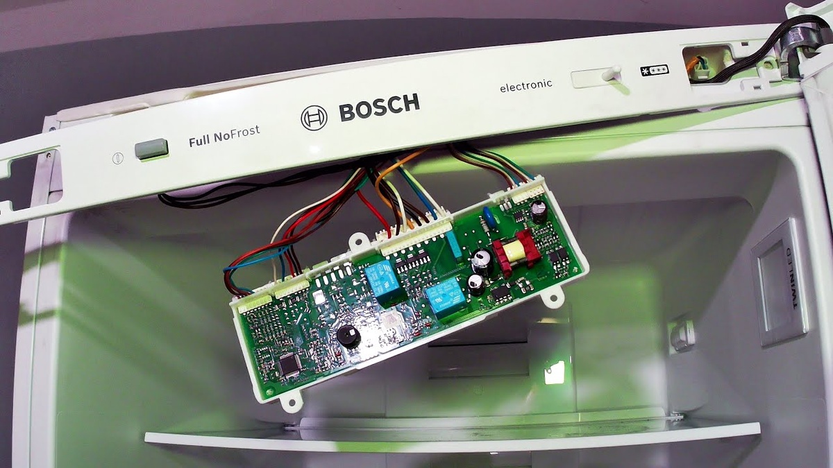 Электронный блок управления бытового холодильника марки Bosch