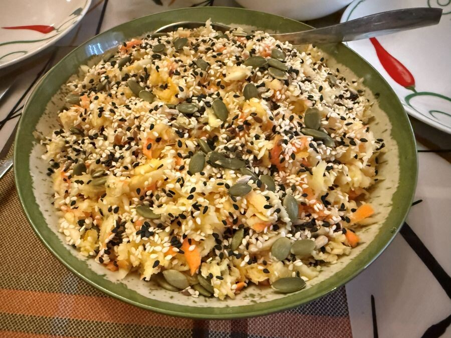 салат с кольраби и квашенной капустой с семенами-микс