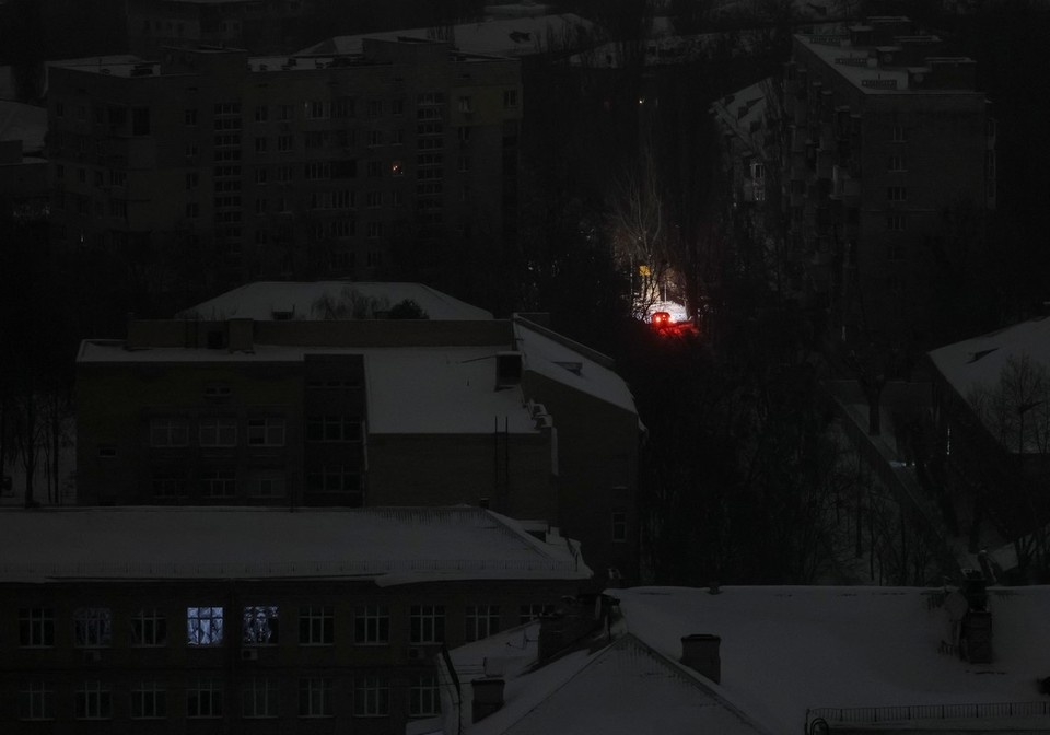    Зеленский уверяет, что именно его стараниями свет остается у тех в Киеве, у кого он есть. REUTERS