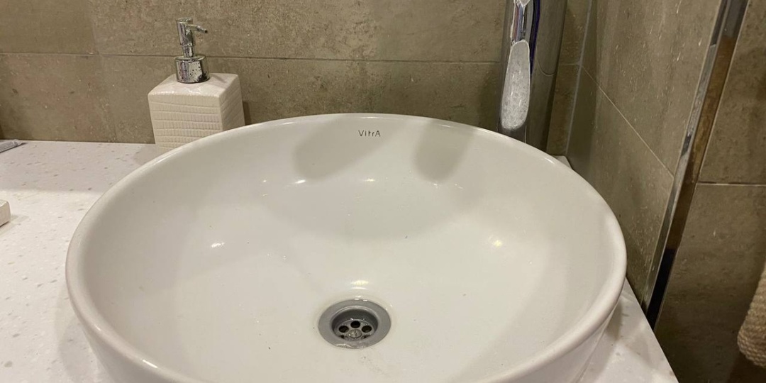 Надоело жить с забитой раковиной? Не звоните сантехнику — устраните медленный слив за 10 минут