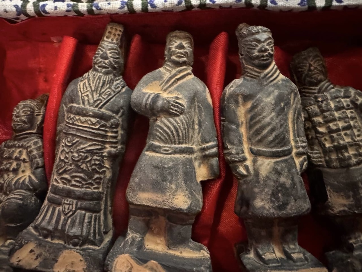 Фигурки терракотовых воинов, которых дети сильно пытаются не разбить 