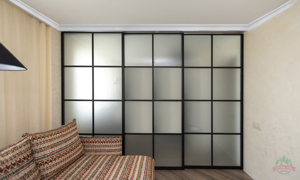 Раздвижная перегородка с каскадным открыванием.