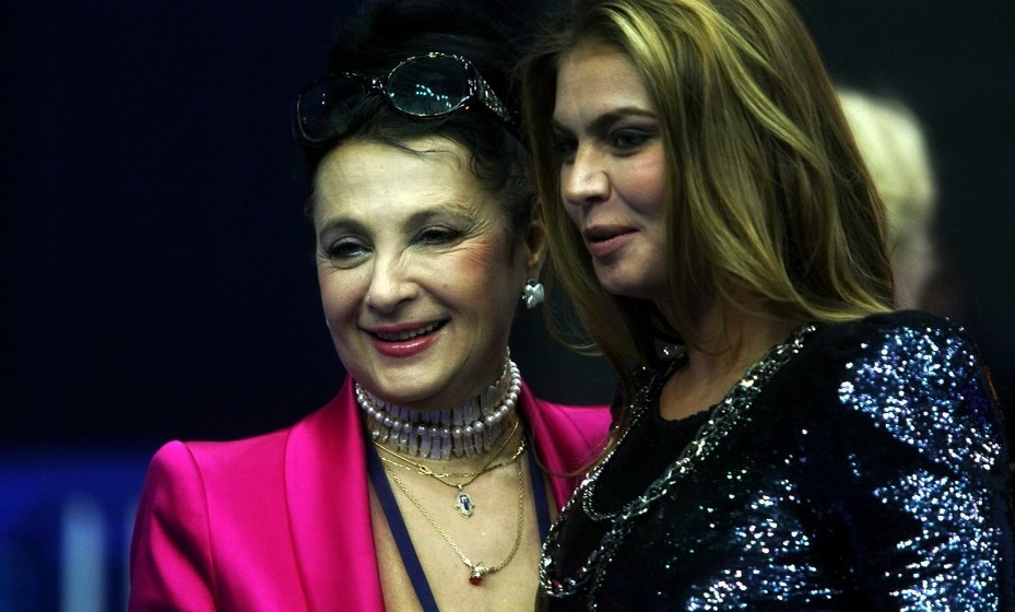 Потому что повторить ее стиль невозможно, а жить в тени - путь в никуда.