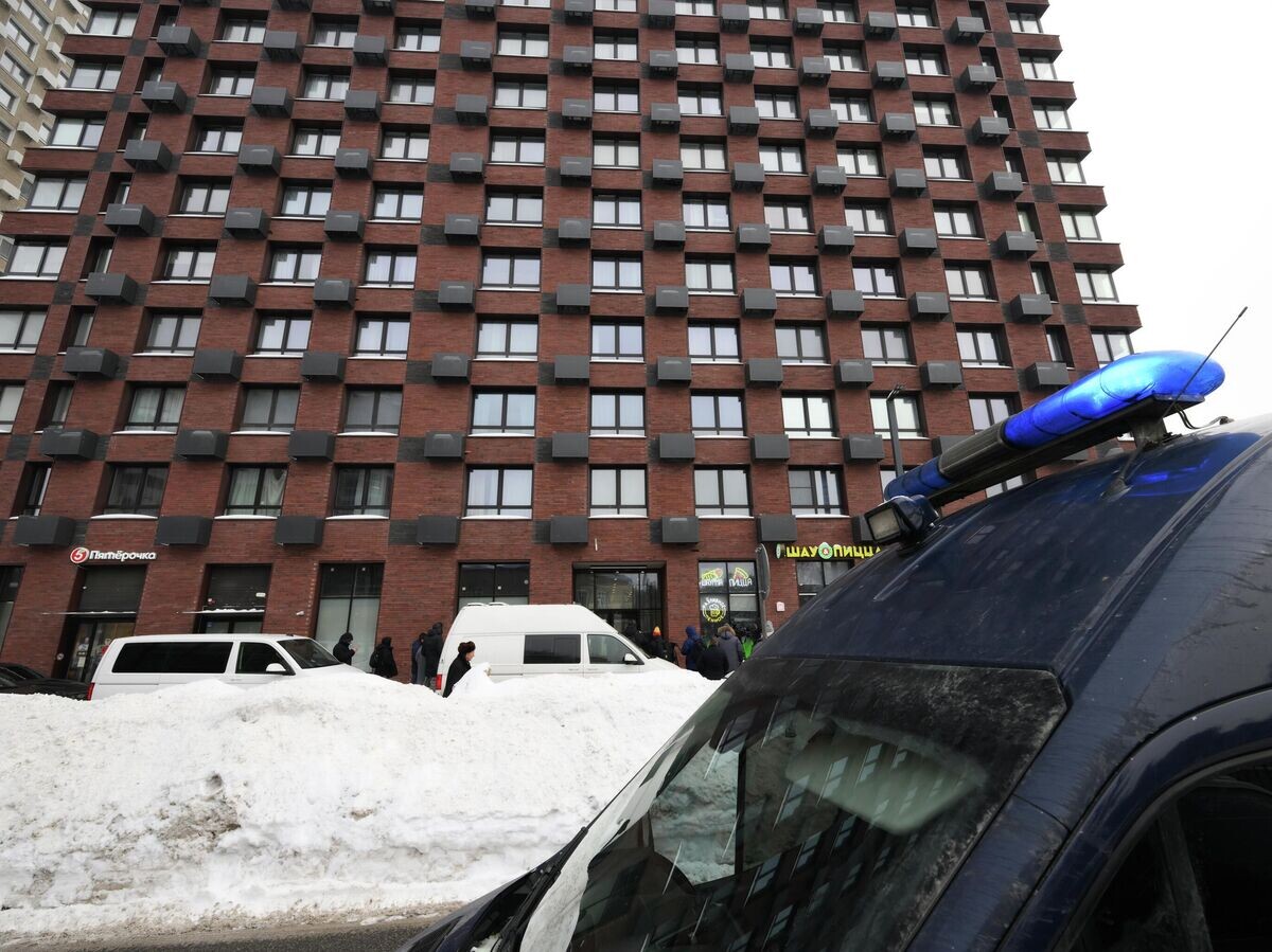    Автомобиль следственного комитета у дома, где было совершено покушение на убийство генерала Минобороны РФ Владимира Алексеева | © РИА Новости / Григорий Сысоев