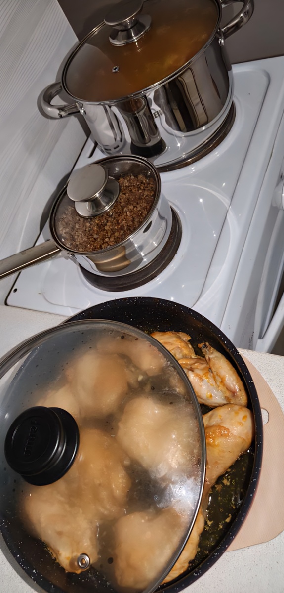 Готовит сам) 😋