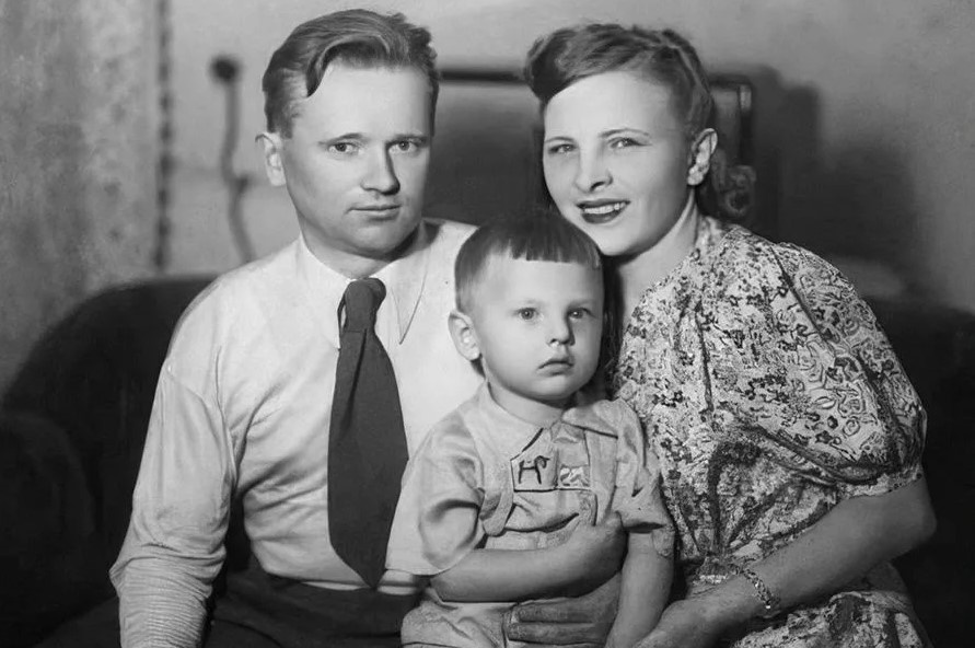 Юрий Антонов с родителями.