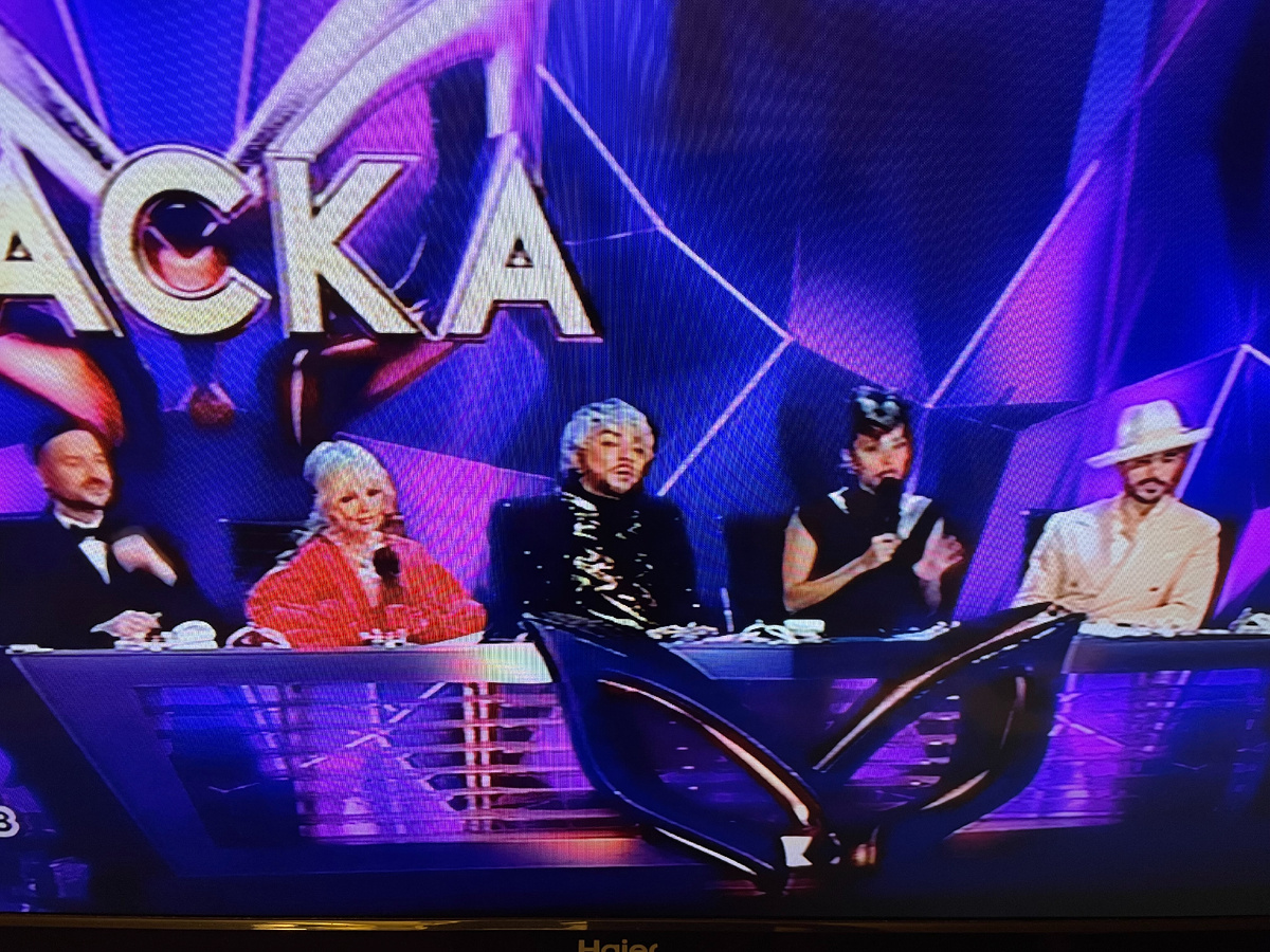 Жури Сергей Лазарев, Валерия, Филипп Киркоров, Регина Тодоренко, Тимура Родригез. «Маска» — музыкальное телешоу, являющееся российской адаптацией шоу международного формата The Masked Singer компании Munhwa Broadcasting Corporation. На сцене проекта разные знаменитости выступают в необычных костюмах, скрывая свою личность. Канал НТВ.