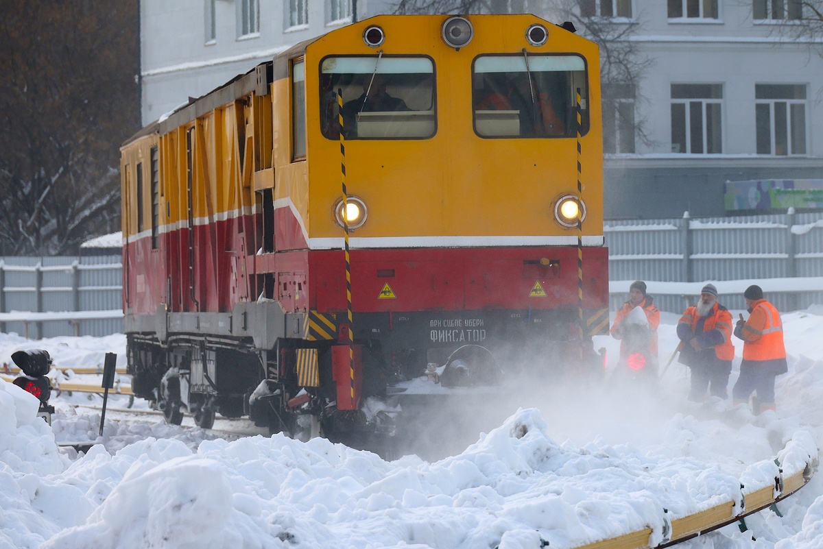    Такие поезда в метро тоже есть - они расчищают пути от снега на поверхности. / Аркадий Колыбалов/ РГ