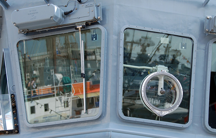 Зачем в иллюминаторы на кораблях ставят непонятное круглое устройство