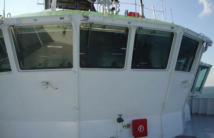 Коробки стеклоочистителей над иллюминаторами./ Фото: seaman-sea.ru
