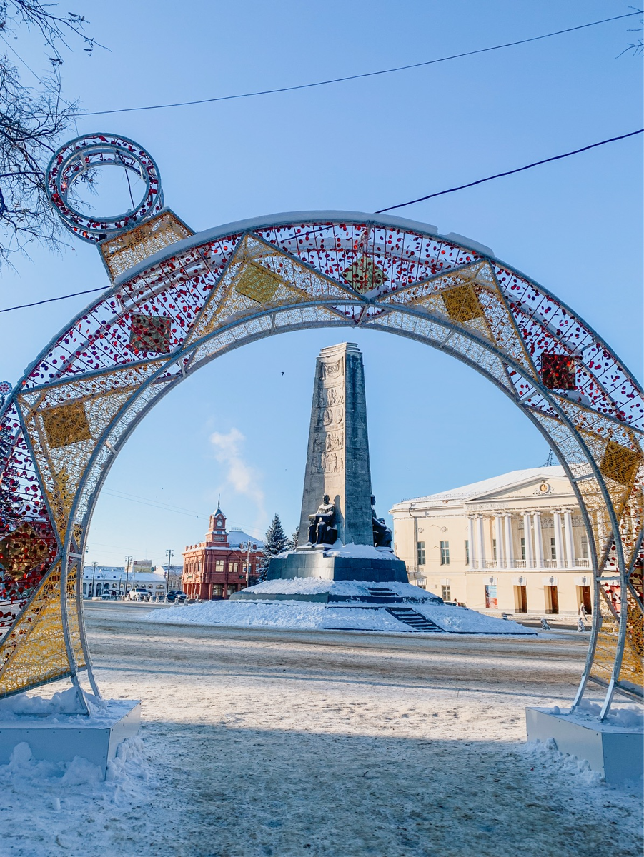 Зодчий, воин и рабочий на Соборной площади
