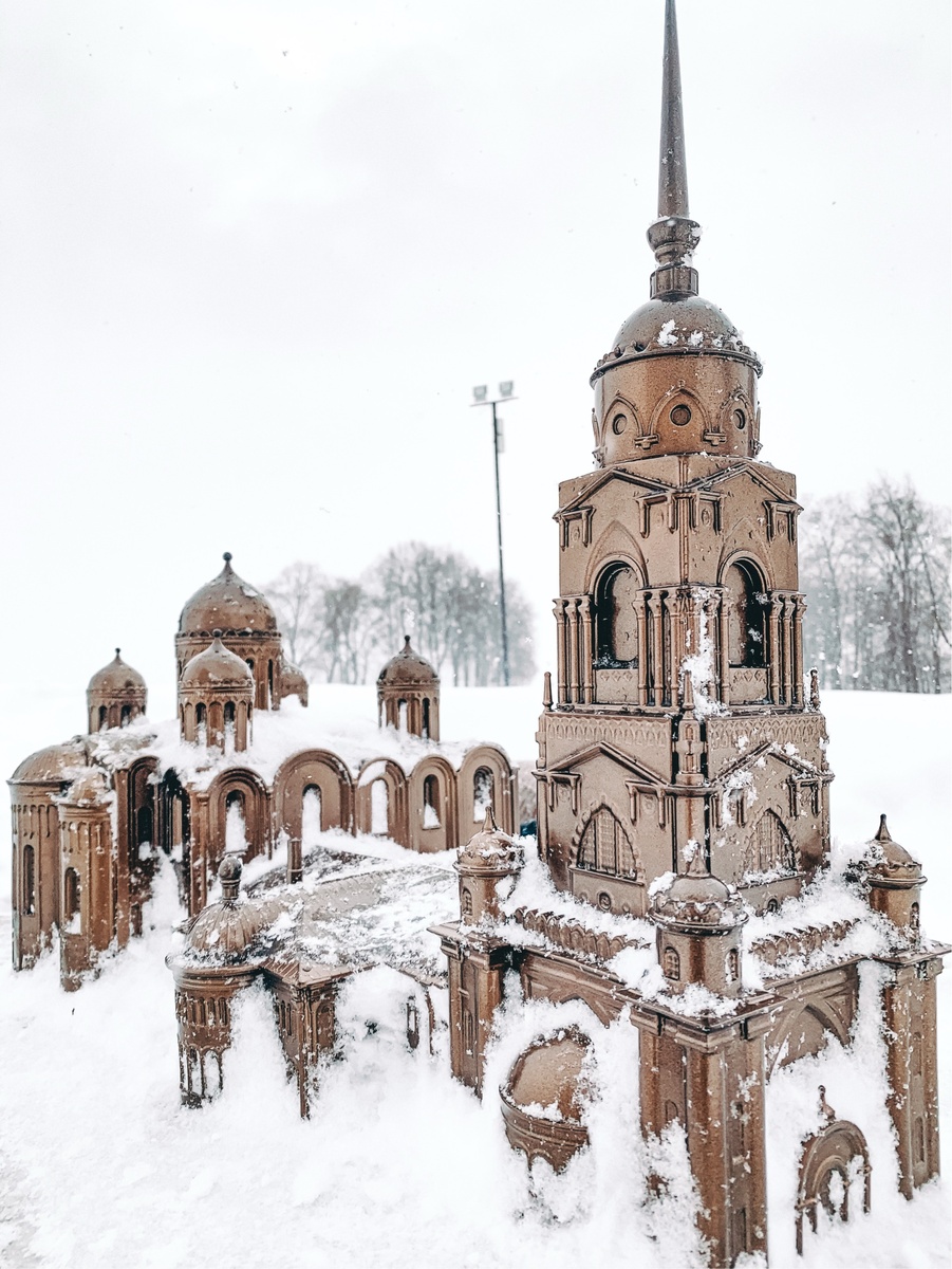 Макет Успенского собора рядом с собором настоящим 