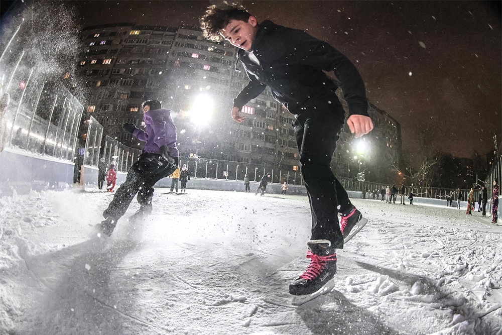    Зимой на этой площадке гоняют на коньках, а летом будут играть в баскетбол, волейбол и другие игры. / Сергей Куксин