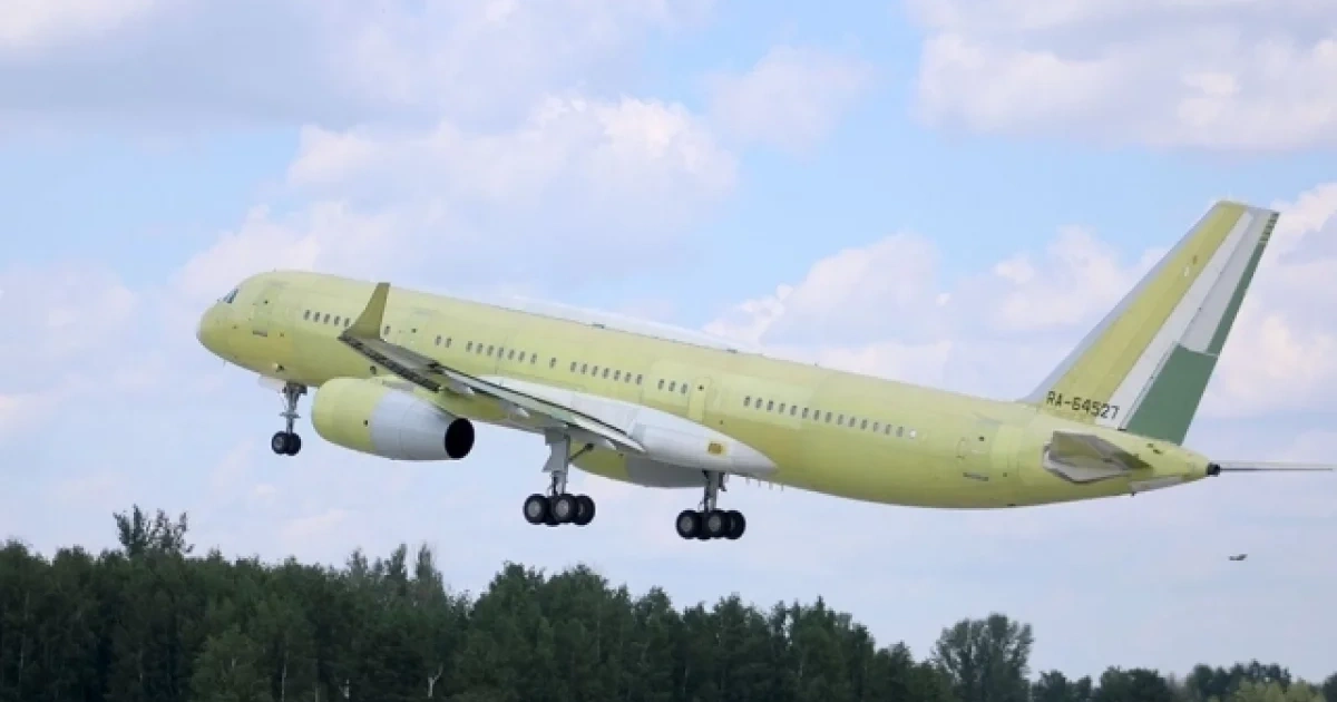 Заводской грунт зеленого цвета позволяет и так хорошо представить себе Ту-214 в цветах S7