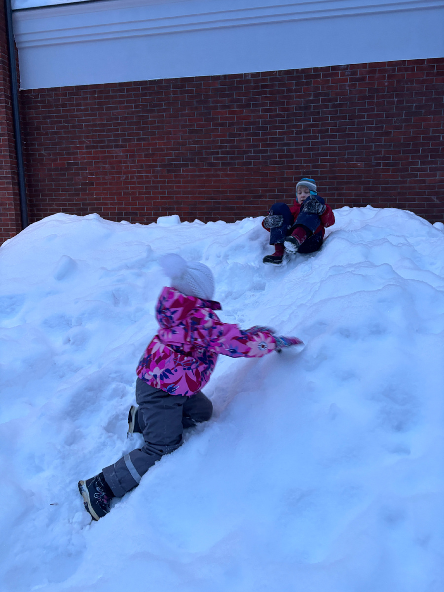 Фото автора. Петя с двоюродной сестренкой проинспектировали все сугробы района ))