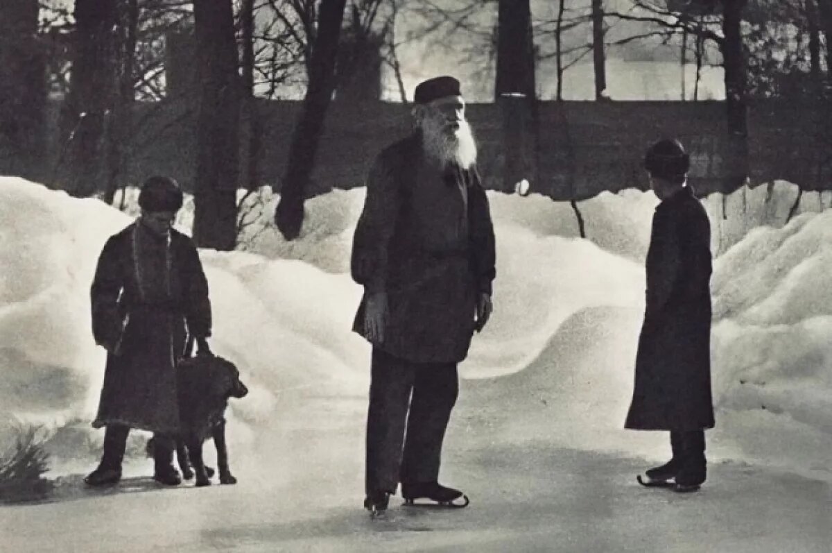 Нет, не на Патриарших, но Лев Толстой на коньках