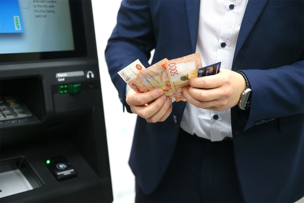    Большой объем наличных в России используется людьми как резервное средство платежа. / Александр Корольков