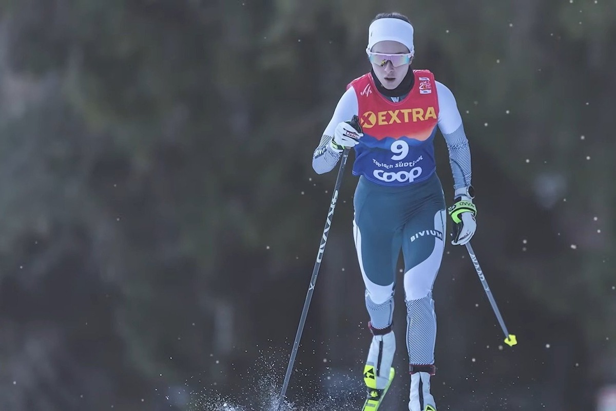    Дарья Непряева проходит дистанцию классическим ходом. скриншот из видео «Дарья Непряева | Лыжные гонки | Олимпиада-2026 | Профайл» с канала «Okko Спорт»