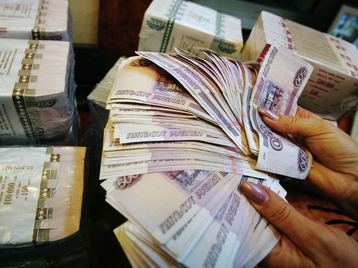    Рублевые купюры разного достоинства | © РИА Новости / Руслан Кривобок