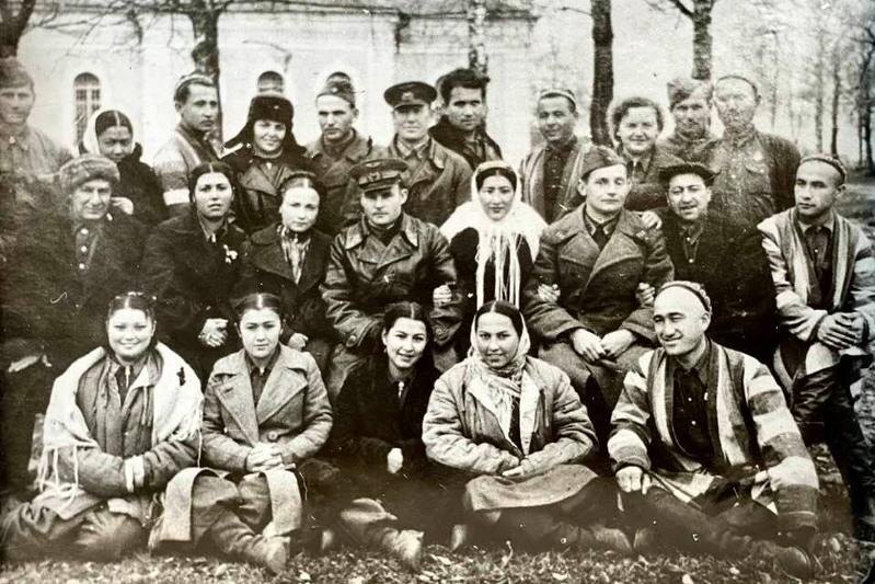 В период Великой Отечественной войны Исрах Акилова выступал в концертных фронтовых бригадах. Северо-Западный фронт, 1942 год, Исрах Акилов сидит во втором ряду, второй справа.