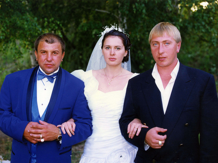     Фото: сайт Криминальный Саратов. Свадьба Алексея Наволокина (слева). Справа — Игорь Чикунов.