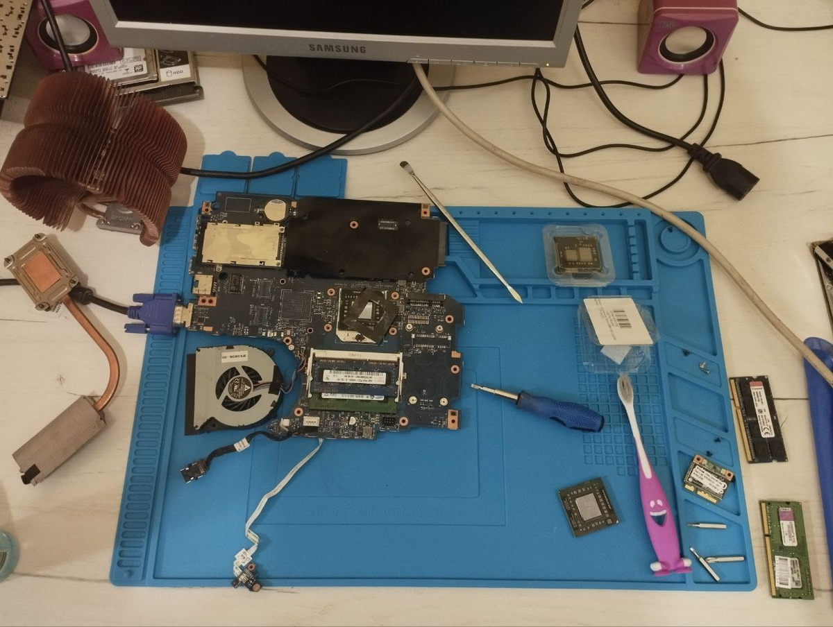 В качестве разминки взялся за оживление старого ноутбука, который давно пылится в шкафу.