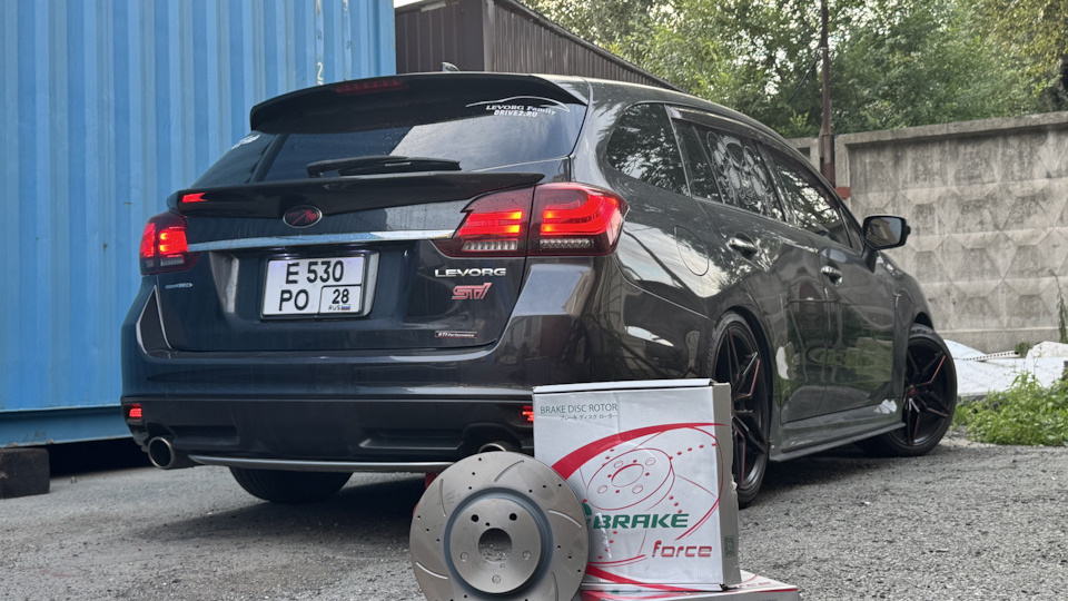 Передние перфорированные диски: G-brake