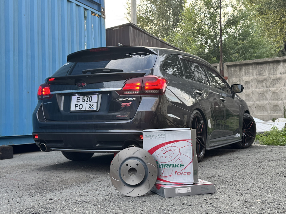 Итак, G-brake. Перед. 315 по заводу. Расписывать внешний вид особо нечего: вентилируемые. Новые. Свежие. Чистые. Все.