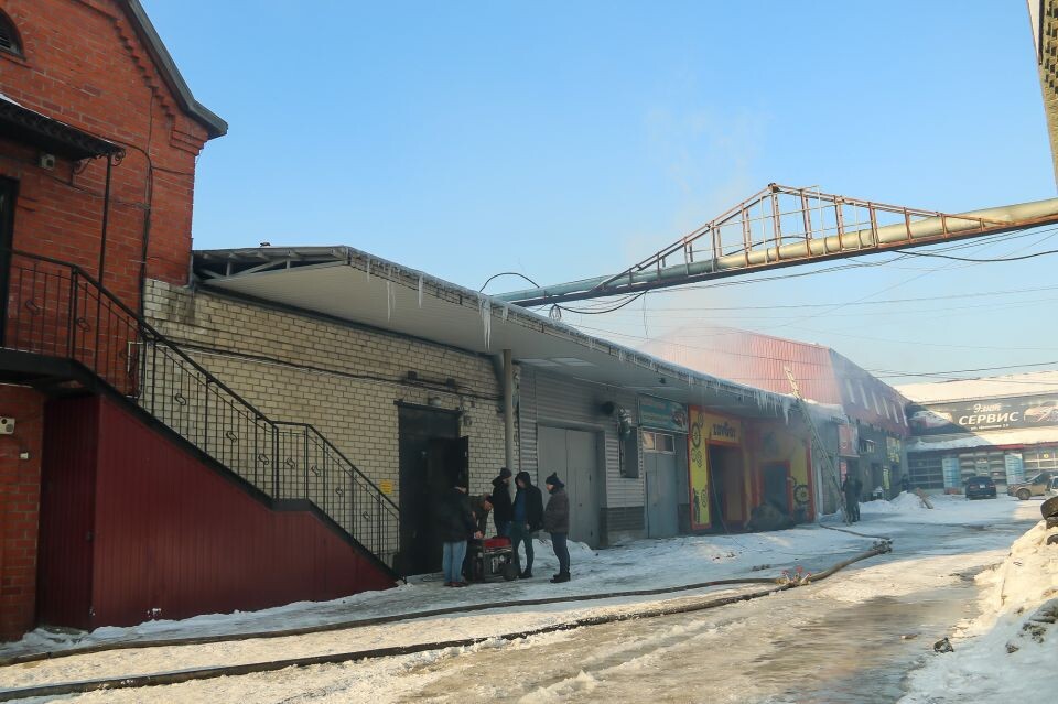    Последствия пожара на Теплом рынке на ул. Целинной, 3. Источник: Виталий Барабаш