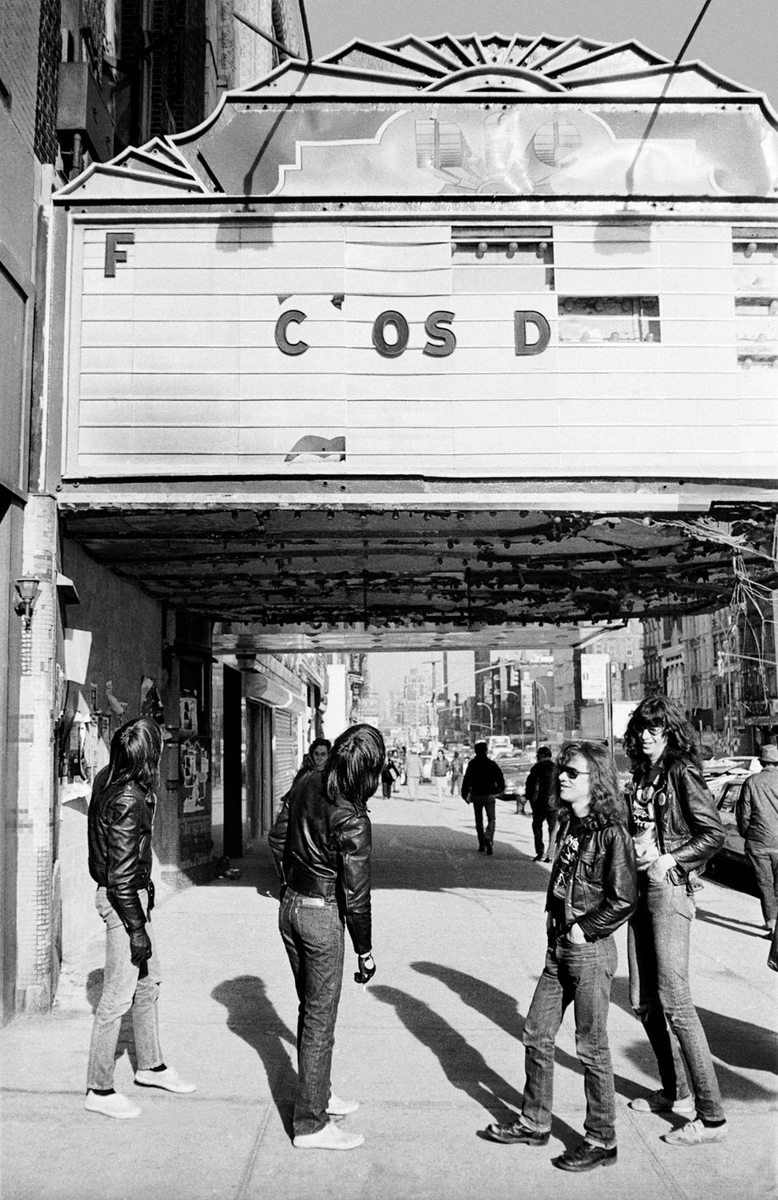 Группа Ramones перед концертным залом Fillmore East в Нью-Йорке. Фото: Дэнни Филдс