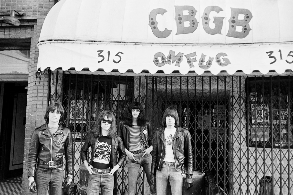 Клуб CBGB's навсегда останется в памяти поклонников Ramones. Слева направо: Ди Ди, Томми, Джои и Джонни. Фото: Дэнни Филдс