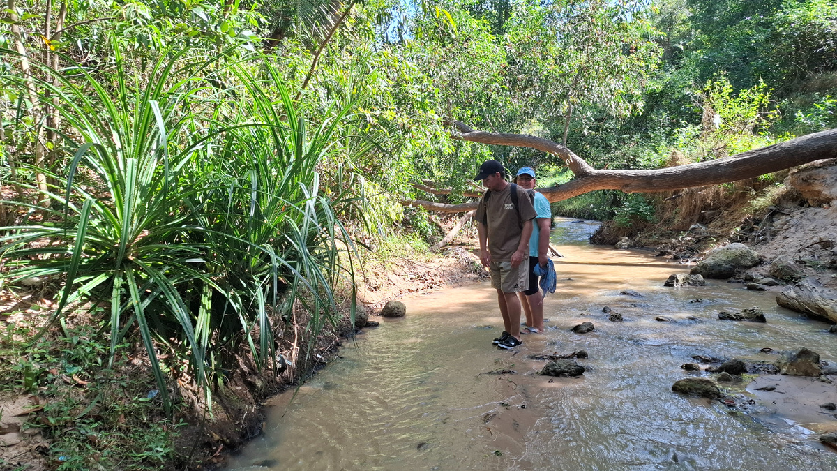Местные предлагали снять сандалии,  ссылаясь на то, что ручей священный,  сами при этом расхаживали в тапках  