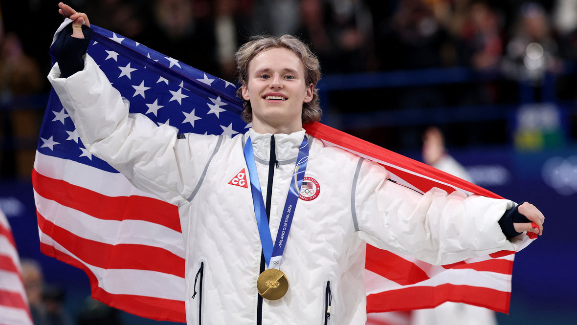    Американский фигурист Илья Малинин с золотой медалью Олимпиады-2026 за победу в командном турнире. Reuters