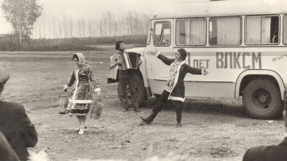    Выступление агитбригады зерносовхоза "Бийский" в поле. 1978 г.. Источник: goskatalog.ru, архив АГКМ